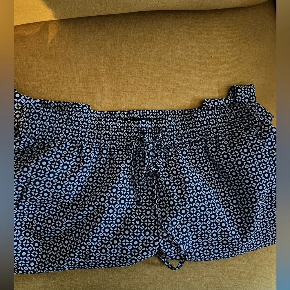 J Crew sz 6 Geo print drawstring pant in navy and white. Pockets and cuffs